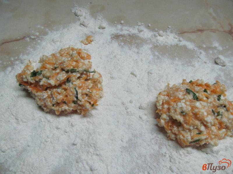 Фото приготовление рецепта: Сырники с морковью и яблоком шаг №5