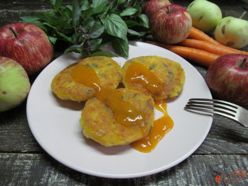 Фото приготовление рецепта: Сырники с морковью и яблоком шаг №7