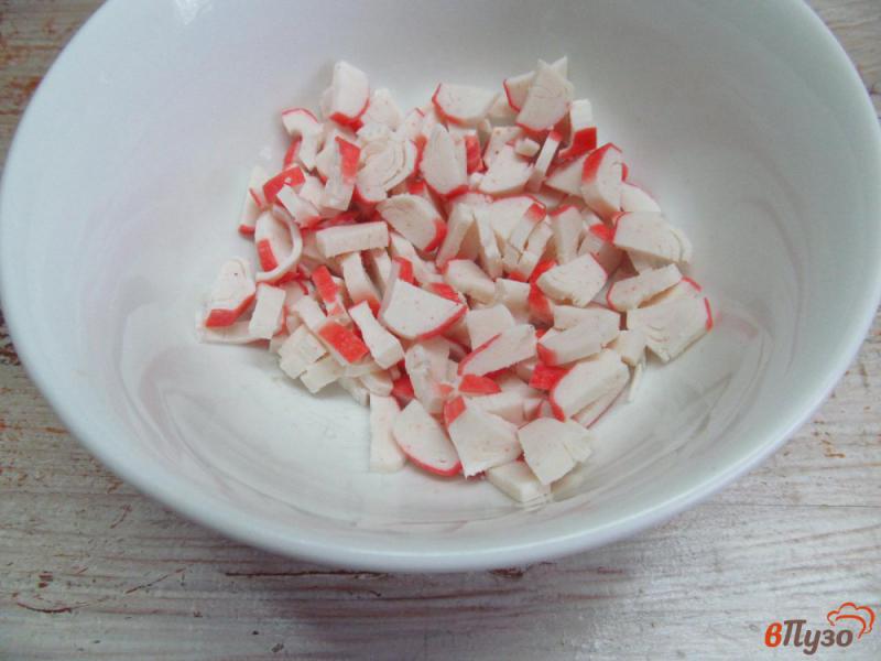 Фото приготовление рецепта: Салат из крабовых палочек с яблоком шаг №2