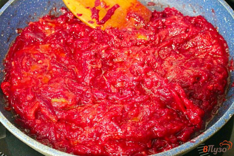 Фото приготовление рецепта: Красный борщ с заправкой из свеклы, помидор и яблок шаг №4
