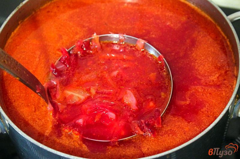 Фото приготовление рецепта: Красный борщ с заправкой из свеклы, помидор и яблок шаг №7