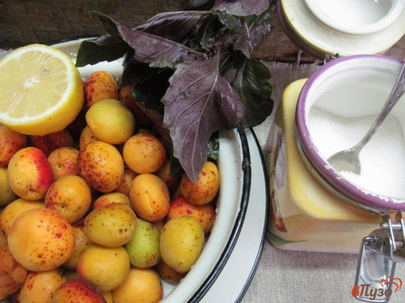 Фото приготовление рецепта: Абрикосовый джем с лимоном и базиликом шаг №1