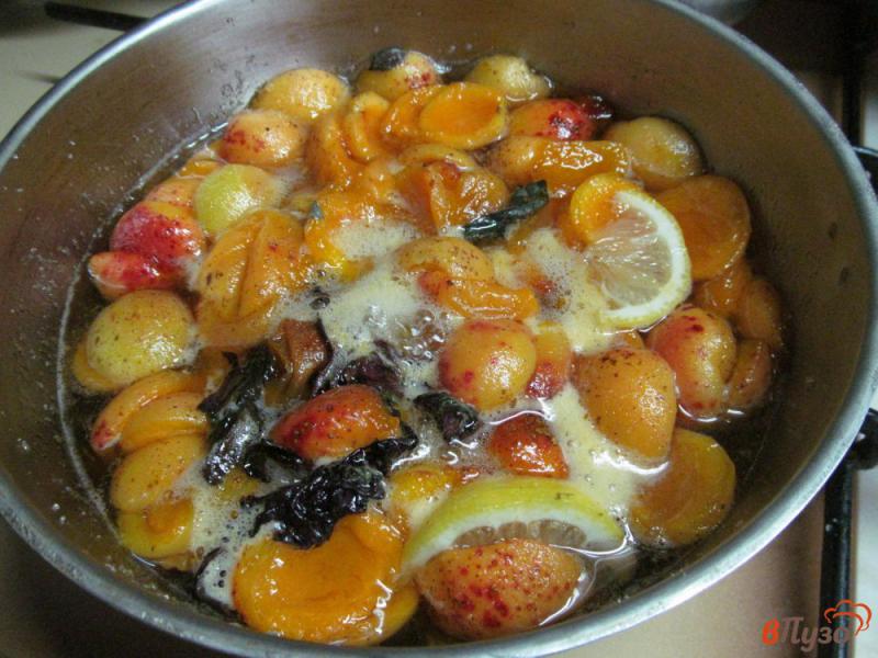 Фото приготовление рецепта: Абрикосовый джем с лимоном и базиликом шаг №4