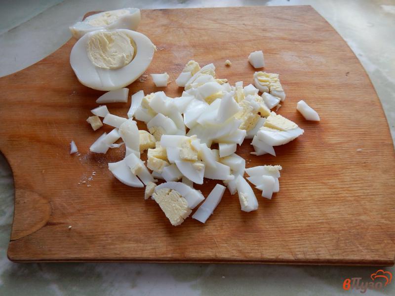 Фото приготовление рецепта: Салат с крабовым мясом, сыром и кукурузой шаг №4