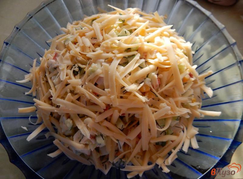 Фото приготовление рецепта: Салат с крабовым мясом, сыром и кукурузой шаг №9