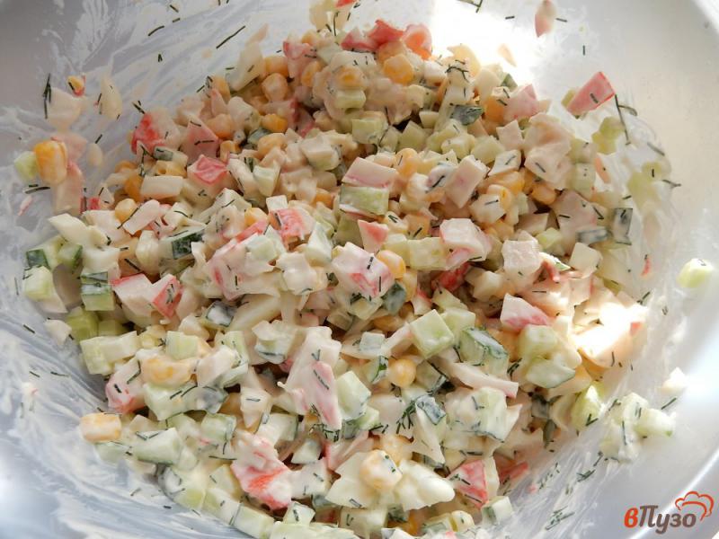 Фото приготовление рецепта: Салат с крабовым мясом, сыром и кукурузой шаг №8