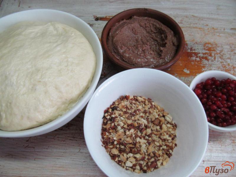Фото приготовление рецепта: Пирог с шоколадной пастой и красной смородиной шаг №1