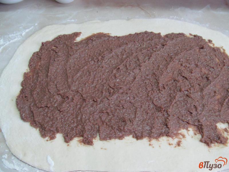 Фото приготовление рецепта: Пирог с шоколадной пастой и красной смородиной шаг №2
