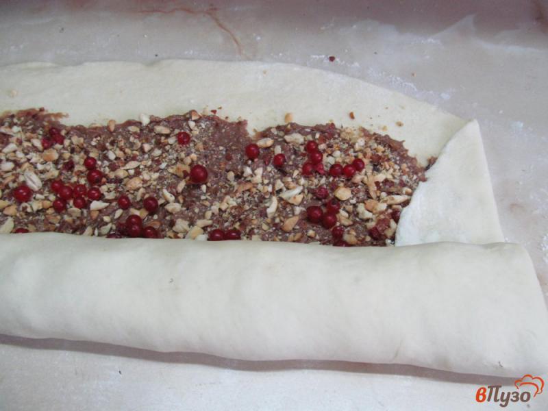 Фото приготовление рецепта: Пирог с шоколадной пастой и красной смородиной шаг №5