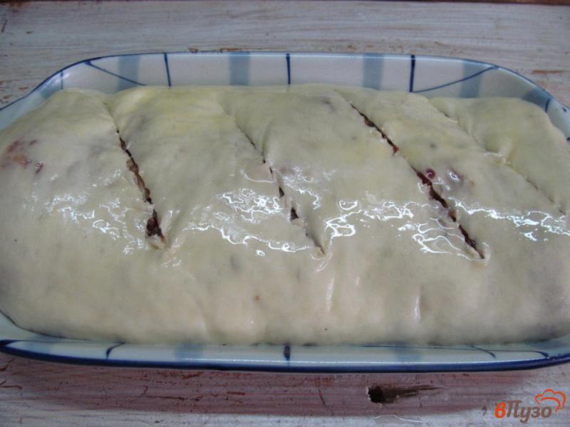 Фото приготовление рецепта: Пирог с шоколадной пастой и красной смородиной шаг №7