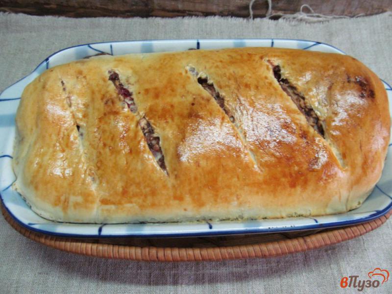Фото приготовление рецепта: Пирог с шоколадной пастой и красной смородиной шаг №8