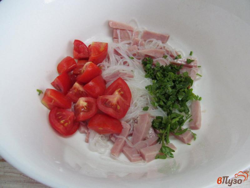Фото приготовление рецепта: Салат из фунчозы с яичными блинами шаг №4
