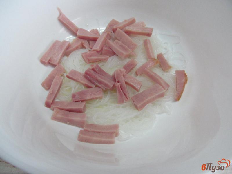 Фото приготовление рецепта: Салат из фунчозы с яичными блинами шаг №3