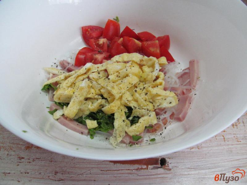 Фото приготовление рецепта: Салат из фунчозы с яичными блинами шаг №8