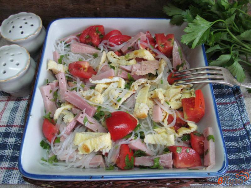 Фото приготовление рецепта: Салат из фунчозы с яичными блинами шаг №9