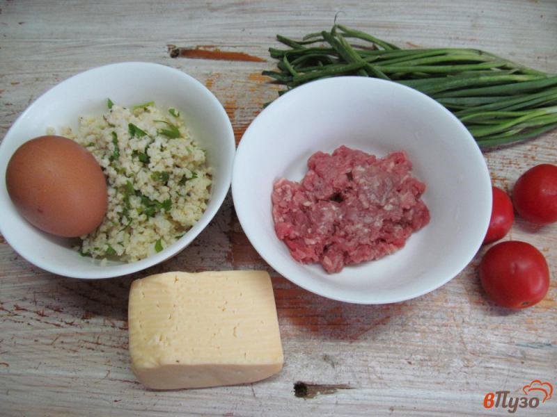 Фото приготовление рецепта: Пшеничная каша с фрикадельками и помидором шаг №1