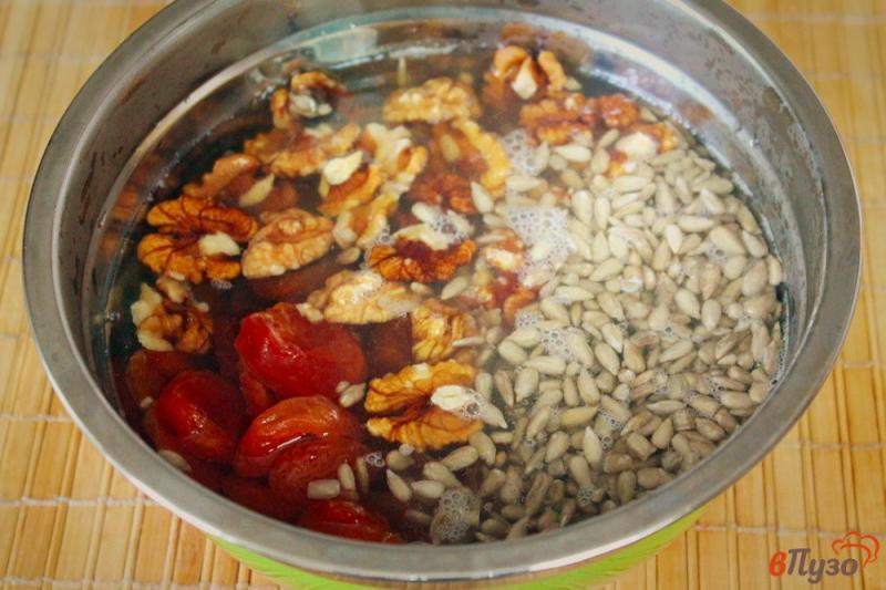 Фото приготовление рецепта: Полезная паста из кураги с орехами, семечками и медом шаг №2