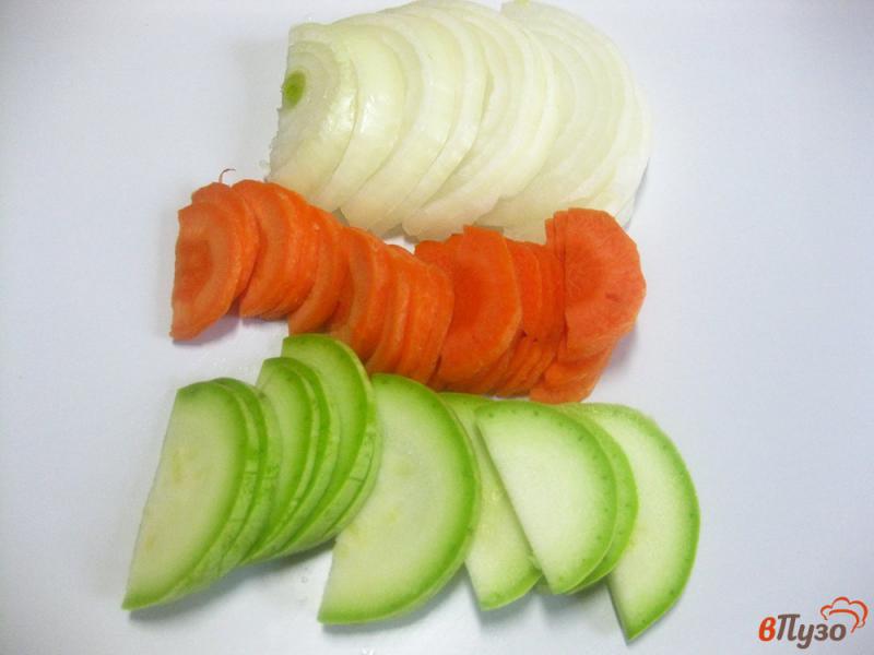 Фото приготовление рецепта: Запеченная скумбрия с кабачком, луком, морковью шаг №3