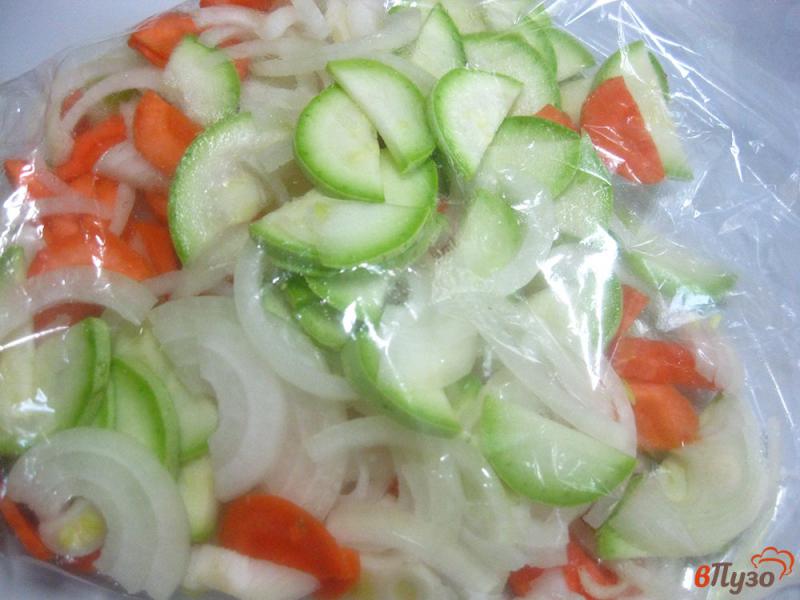 Фото приготовление рецепта: Запеченная скумбрия с кабачком, луком, морковью шаг №4