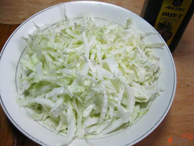 Фото приготовление рецепта: Салат из пекинской капусты с фетой шаг №1