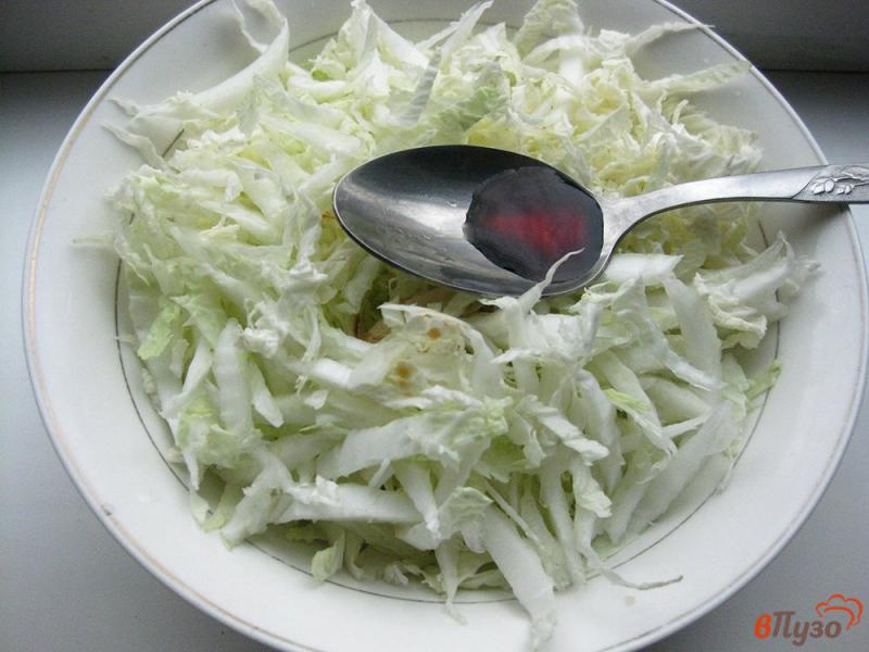 Фото приготовление рецепта: Салат из пекинской капусты с фетой шаг №3