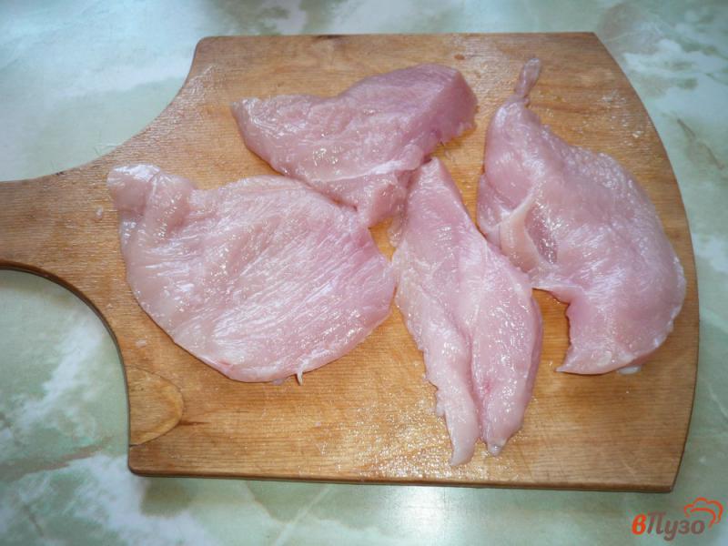 Фото приготовление рецепта: Сочная куриная грудка в хрустящей панировке шаг №2