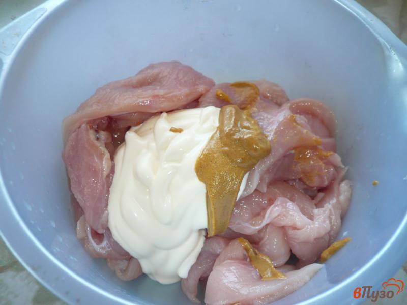 Фото приготовление рецепта: Сочная куриная грудка в хрустящей панировке шаг №3