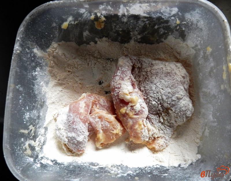 Фото приготовление рецепта: Сочная куриная грудка в хрустящей панировке шаг №6