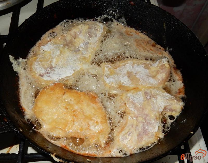 Фото приготовление рецепта: Сочная куриная грудка в хрустящей панировке шаг №8