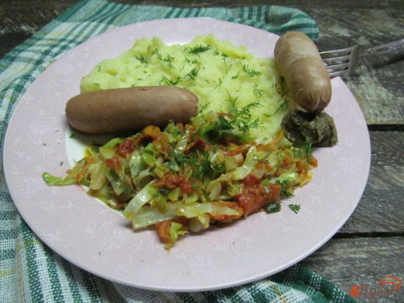 Фото приготовление рецепта: Картофельное пюре с капустой и сосисками шаг №5