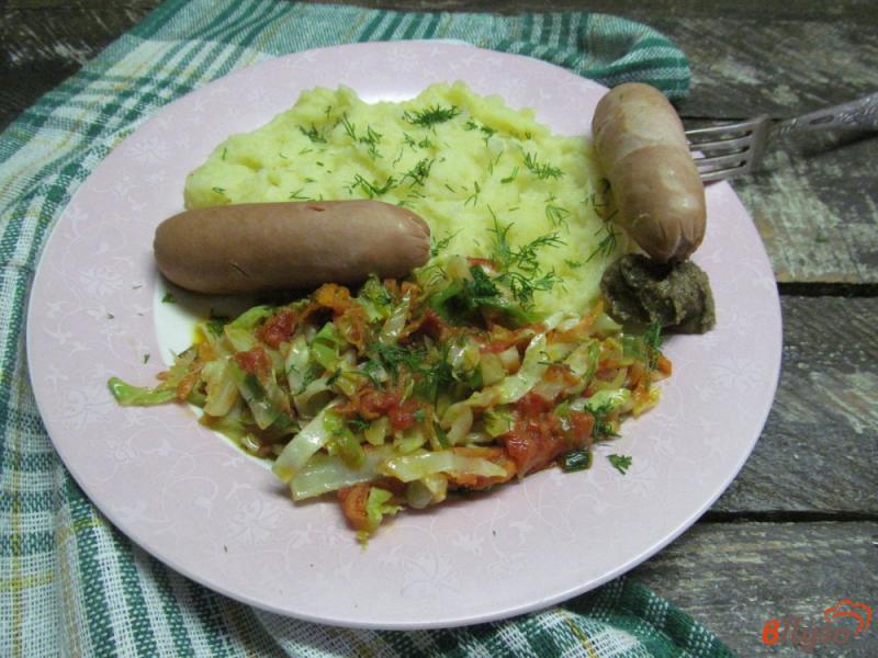 Фото приготовление рецепта: Картофельное пюре с капустой и сосисками шаг №6