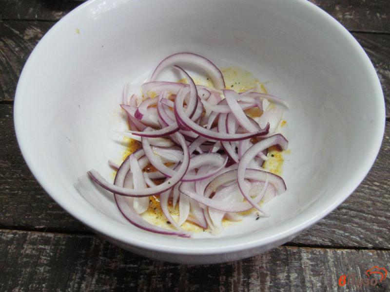 Фото приготовление рецепта: Томатный салат с кабачком фасолью и малосольным огурцом шаг №2