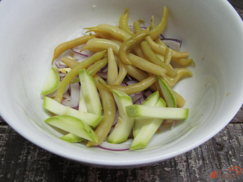 Фото приготовление рецепта: Томатный салат с кабачком фасолью и малосольным огурцом шаг №3