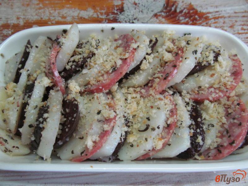 Фото приготовление рецепта: Картофельная запеканка из кровяной колбасы и салями шаг №4