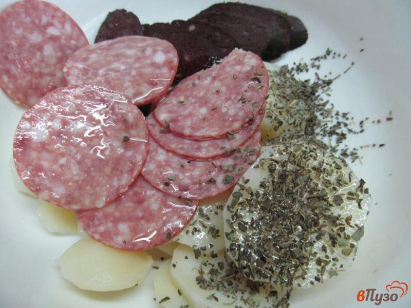 Фото приготовление рецепта: Картофельная запеканка из кровяной колбасы и салями шаг №3