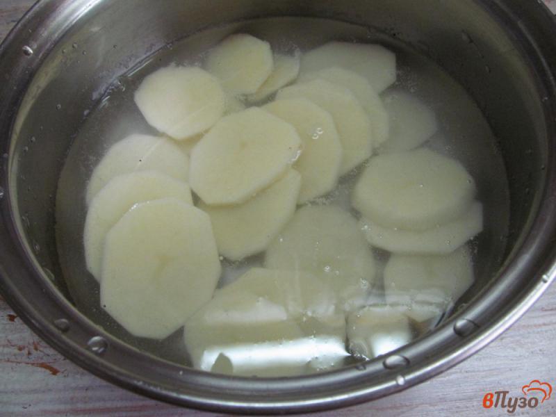 Фото приготовление рецепта: Картофельная запеканка из кровяной колбасы и салями шаг №1