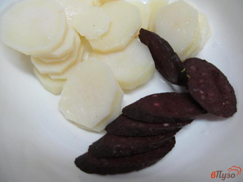 Фото приготовление рецепта: Картофельная запеканка из кровяной колбасы и салями шаг №2