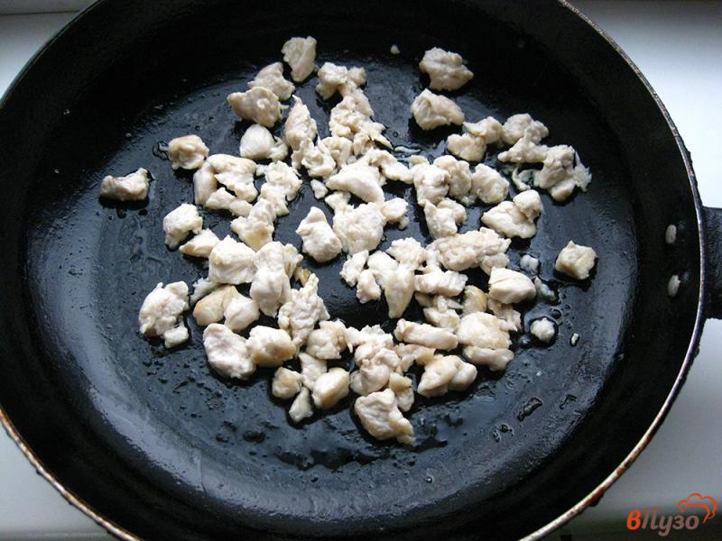 Фото приготовление рецепта: Пицца тонкая с грибами и курицей под сыром шаг №4