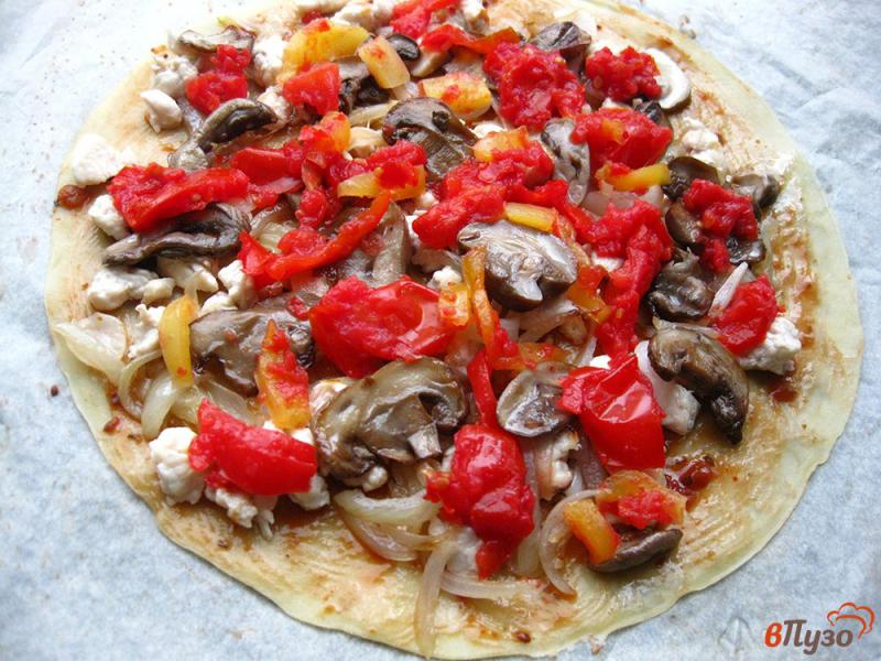 Фото приготовление рецепта: Пицца тонкая с грибами и курицей под сыром шаг №11