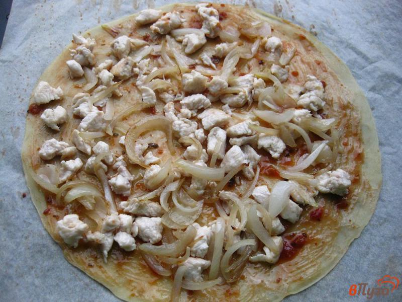 Фото приготовление рецепта: Пицца тонкая с грибами и курицей под сыром шаг №9