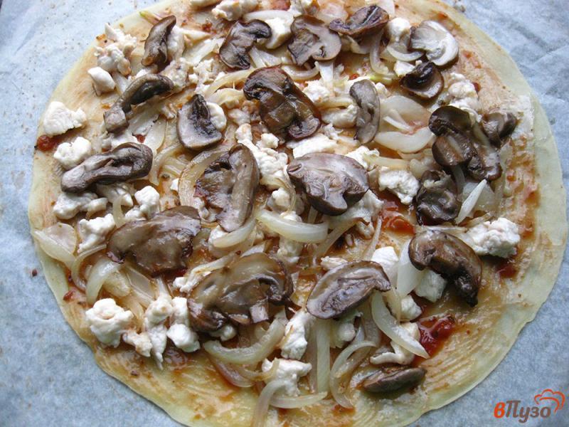 Фото приготовление рецепта: Пицца тонкая с грибами и курицей под сыром шаг №10
