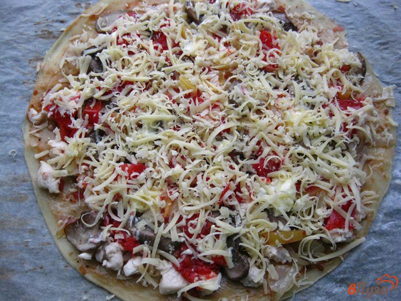Фото приготовление рецепта: Пицца тонкая с грибами и курицей под сыром шаг №12