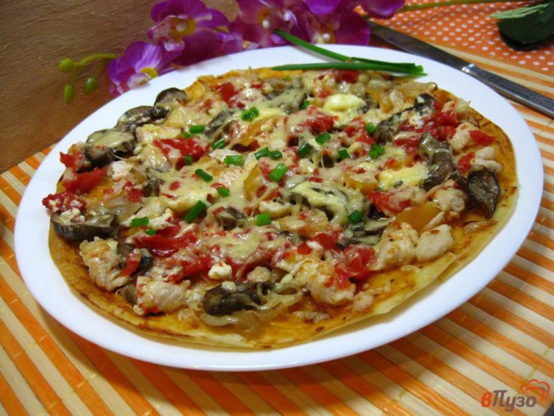 Фото приготовление рецепта: Пицца тонкая с грибами и курицей под сыром шаг №13