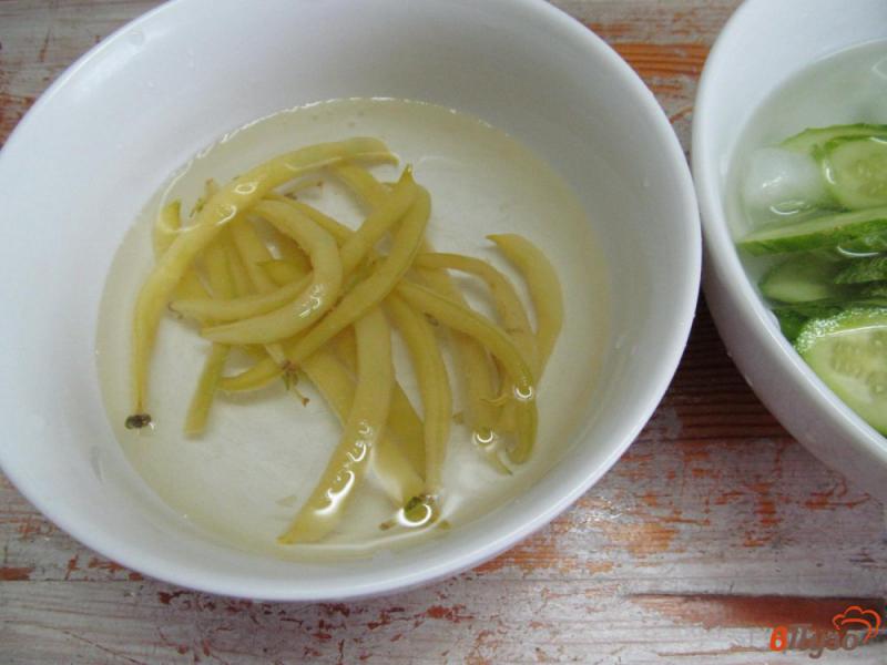 Фото приготовление рецепта: Салат из восковой фасоли с огурцом шаг №3