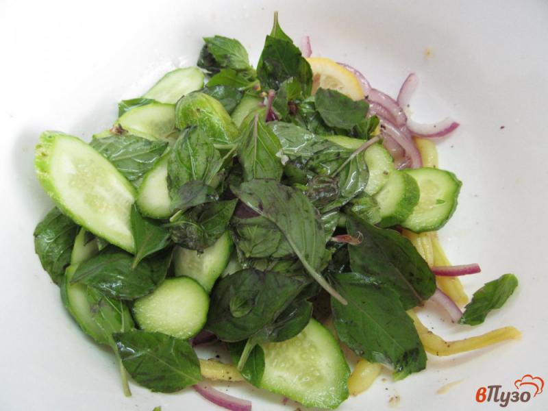 Фото приготовление рецепта: Салат из восковой фасоли с огурцом шаг №8