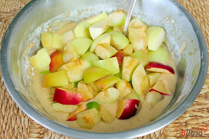 Фото приготовление рецепта: Шарлотка с яблоком и персиком шаг №5