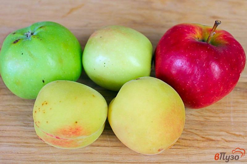 Фото приготовление рецепта: Шарлотка с яблоком и персиком шаг №4
