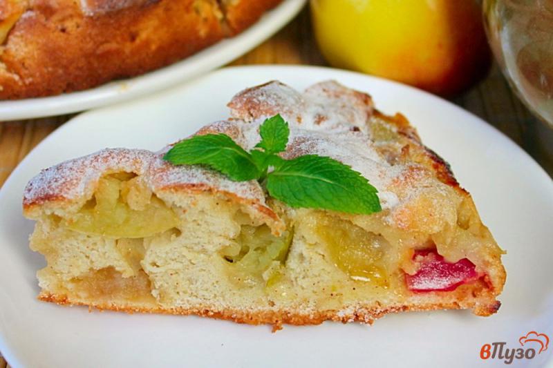 Фото приготовление рецепта: Шарлотка с яблоком и персиком шаг №7
