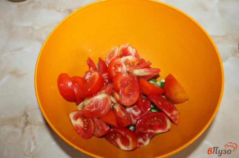 Фото приготовление рецепта: Салат из помидоров с солеными корнишонами шаг №2