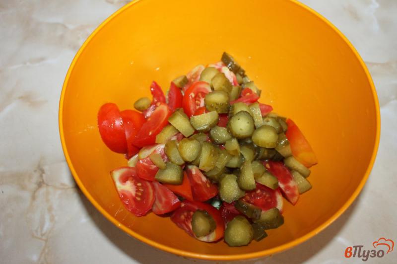 Фото приготовление рецепта: Салат из помидоров с солеными корнишонами шаг №3